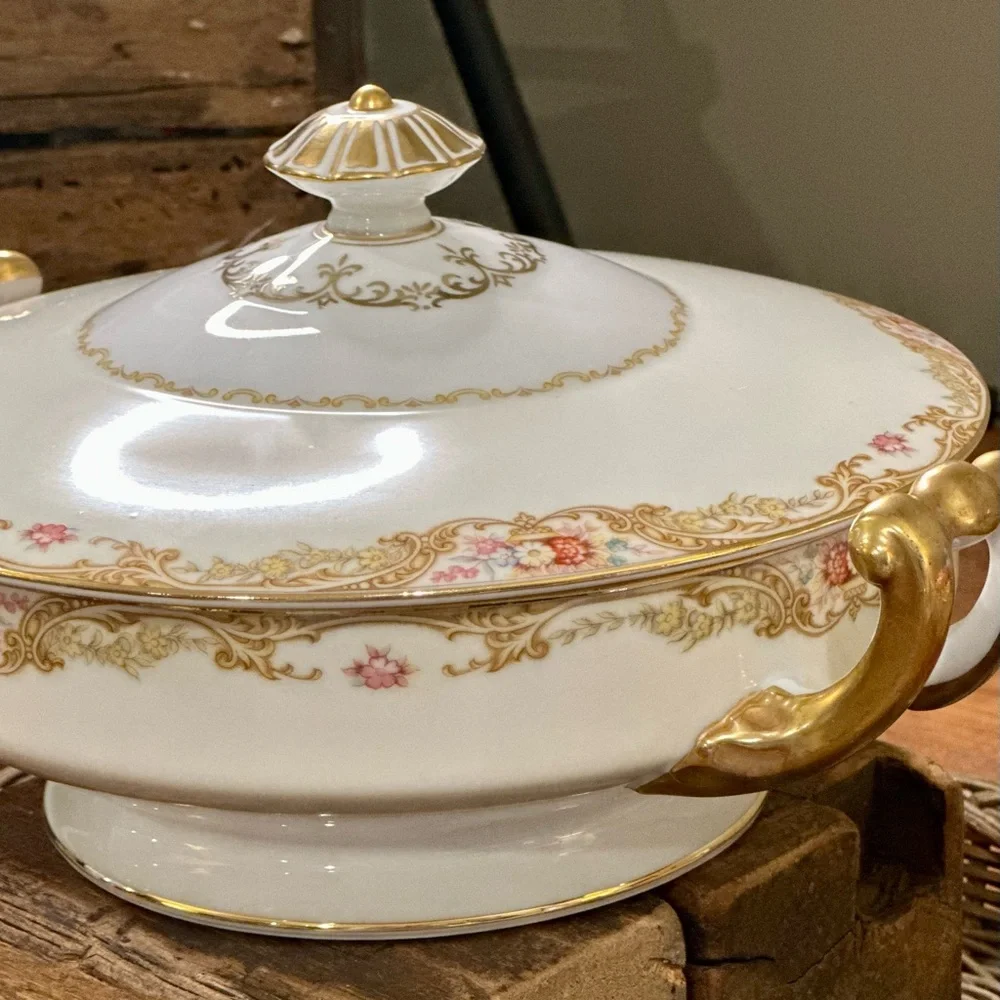 Noritake Trojan Fine Porcelain Vegetable Bowl With Finial Topped Dome Lid